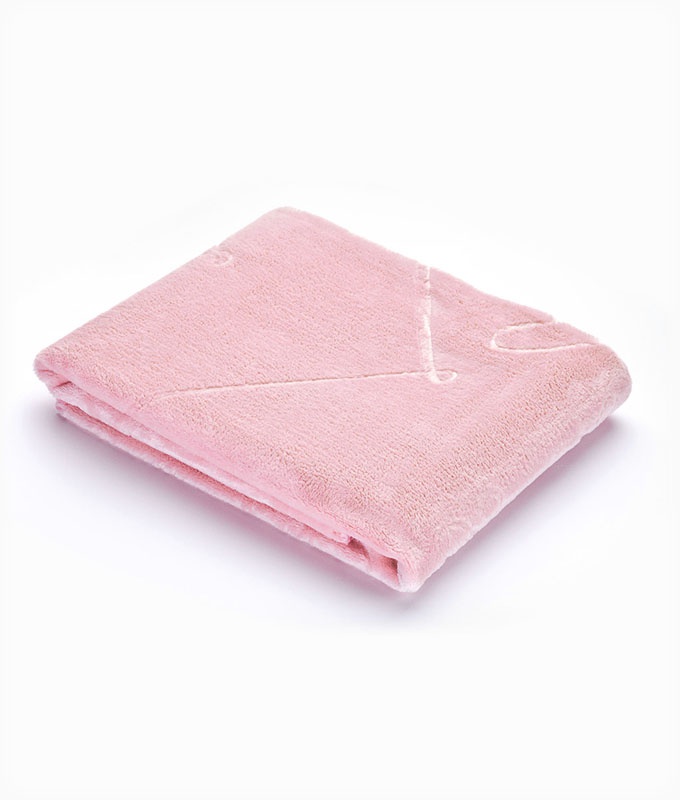 Jednofarebná plyšová deka s vtlačeným vzorom ružová