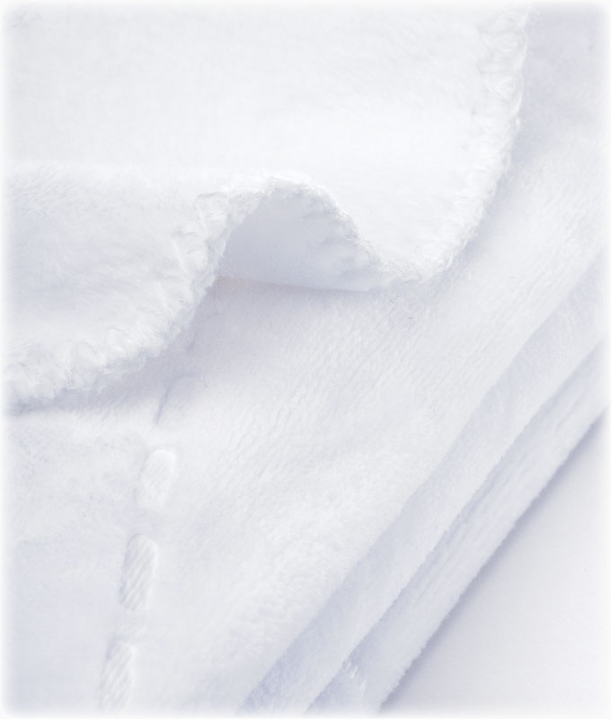 Biela plyšová deka s vtláčaným vzorom 
