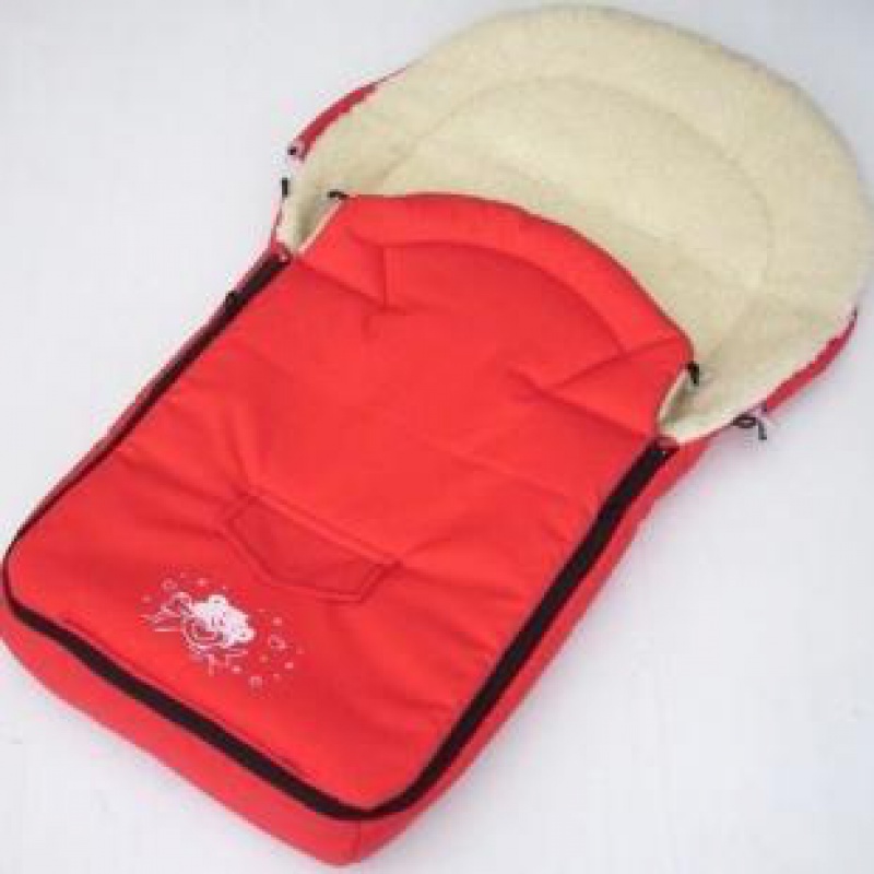 Univerzálny fusak  s ovčou vlnou červený