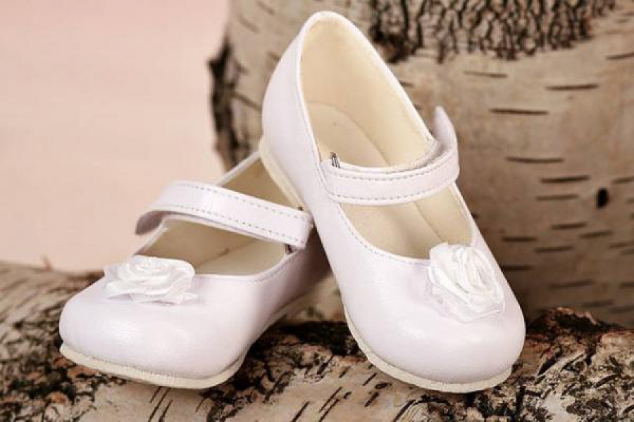 Slávnostné dievčenské topánky so saténovou ružou.