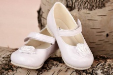 Slávnostné dievčenské topánky so saténovou ružou.