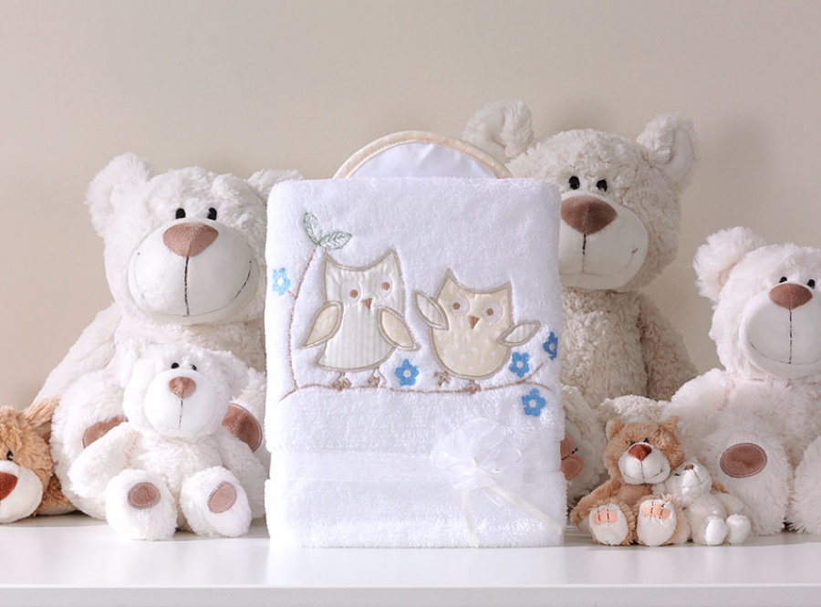 Obojstranná biela velúrová deka s dlhým vlasom a výšivkou ušatých sovičiek