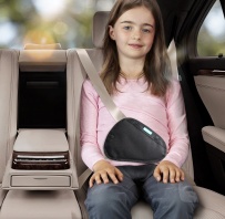 Polohovací návlek na bezpečnostný pás autosedačky